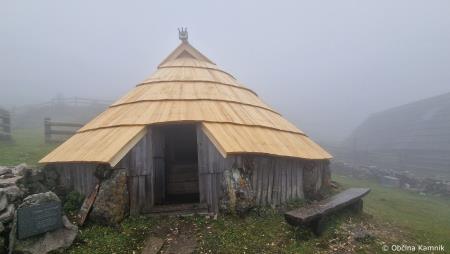 Preskarjeva koča na Veliki planini - obnova strehe (1)